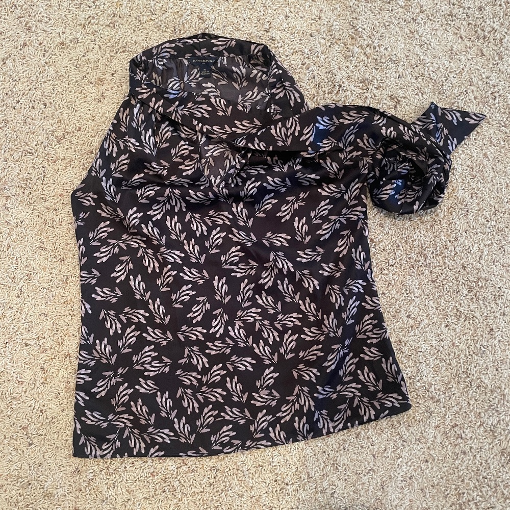 Banana Republic XS Purple Patterned High Tie V-Neck Tank